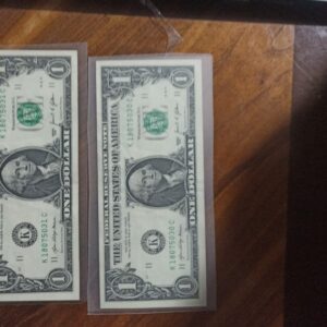 dos billetes de coleccoion de one dollar washinton seriados 30/31 año 2021
